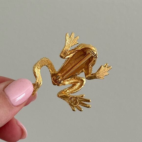 ST. JOHN Vintage Gold Tone Climbing Frog Rhinestone Eyes Brooch Pin - Picture 3 of 4
